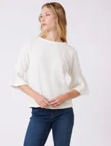 Buzo tejido de punto fino color blanco, con cuello redondo y mangas tres cuartos con terminación acampanada.