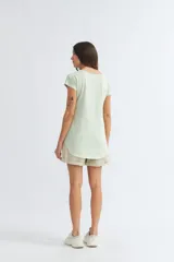 Remera color verde claro con escote en V y mangas cortas.