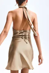 Vestido corto de crepé de satén color tostado, con escote drapeado, tiras halter anchas y costuras fruncidas en los laterales.
