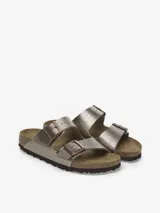 Sandalias Birkenstock modelo Arizona, color taupe metálico con dos tiras ajustables con hebillas. Tienen plantilla de corcho y suela de goma.