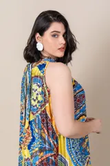 Vestido midi de satén estampado con motivos étnicos en tonos amarillo, azul y rojo. Diseño suelto, plisado y con cuello halter.