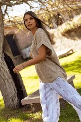 Chaleco de punto color beige, con escote en V y diseño holgado sin mangas.