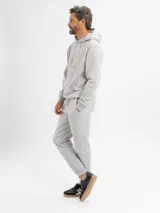 Pantalón de jogging de felpa color gris melange, con corte ajustado, cintura elástica con cordón de ajuste y bolsillos laterales con cierre.