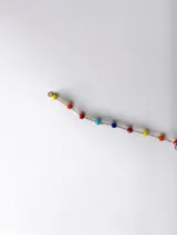 Pulsera de cadena fina de acero quirúrgico con pequeñas cuentas facetadas de colores variados.