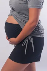 Short maternal de tiro alto con cintura elástica, diseñado para brindar comodidad durante el embarazo.
