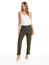Pantalón de vestir corte slim color verde militar, con cierre frontal, bolsillos laterales con detalle plisado y bolsillos traseros tipo ojal.