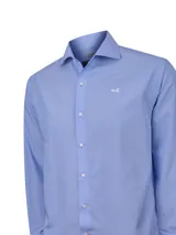Camisa de manga larga RKF Cityscape de corte regular fit, con diseño a rayas celestes y rosadas, cuello italiano, cierre frontal con botones y logo bordado de un pato en el pecho.