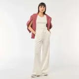 Pantalón de jogging color blanco, de corte recto y holgado, con cintura elástica y cordón ajustable.