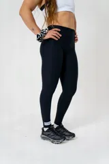 Calza larga deportiva negra de tiro alto, confeccionada en poliamida y elastano. Presenta un pequeño logo en la cintura.