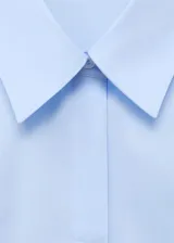 Camisa de corte entallado confeccionada en popelín de algodón con elastano. Presenta cuello camisero clásico, cierre frontal con botones y mangas largas con puños abotonados.