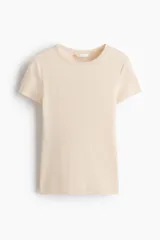 Remera de punto acanalado de algodón, de corte entallado con cuello redondo fino ribeteado, mangas cortas y bajo recto.