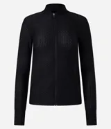 Campera deportiva negra de microfibra con textura, cuello padre, cierre por cremallera, bolsillos y detalle de dedito en los puños.