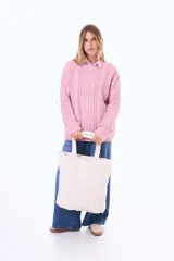 Bolso tipo tote acolchado con diseño matelaseado de cuadros, con asas superiores y cierre principal.