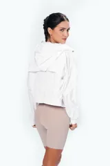 Campera blanca con capucha y ajustes en cintura y cuello.