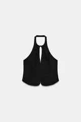Top de cuello halter con hombros descubiertos, diseño con abertura frontal y cierre mediante lazadas. Presenta un bolsillo pequeño tipo ojal en el frente.