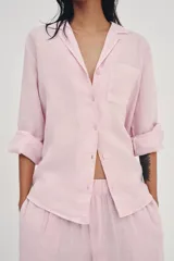 Camisa de lino 100% de la colección Zara Woman, color rosado, con cuello solapa, manga larga con puño, bolsillo de parche en el delantero y cierre frontal con botones.