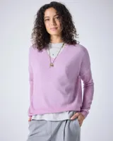 Sweater de punto fino color gris claro, con cuello en V y mangas largas. El tejido parece ser ligeramente transparente o muy liviano.