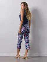 Pantalón capri de gabardina elastizada estampada, marca Zac & Rachel, con pretina ancha elastizada.