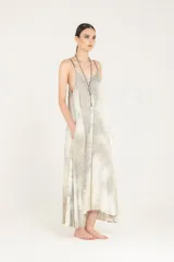 Vestido lencero de satén liviano de viscosa con breteles regulables, degradé hecho a mano y sobreteñido. Presenta escote en V, silueta evasé con vuelo, largo hasta el tobillo, bolsillos laterales, espalda baja en V y ruedo asimétrico.