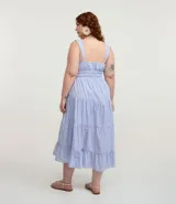 Vestido midi de tricolina con diseño de rayas celestes y blancas, escote cuadrado con lazo frontal, tirantes anchos y falda con volados escalonados.