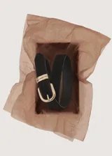 Cinturón negro de cuero con hebilla metálica dorada de diseño clásico y formato redondeado.