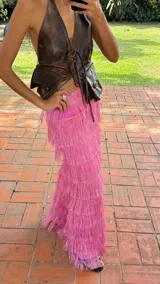 Falda larga rosa con volados de rafia en capas, tajos laterales y cintura elástica en la parte posterior.