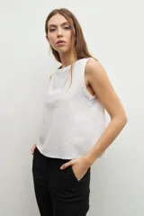 Blusa sin mangas color celeste de lino.