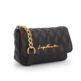 Bandolera negra con diseño matelassé, cadena dorada y logo de la marca en dorado.