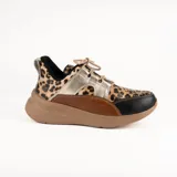 Championes deportivos de cuero con diseño combinado en animal print de leopardo, detalles en cuero metalizado dorado, marrón y puntera negra. Suela chunky de goma en tono tostado y cordones beige.