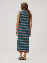Vestido midi sin mangas de corte holgado, con diseño de rayas horizontales en tonos verde azulado, marrón y rosado. Presenta cuello redondo y aberturas laterales en el dobladillo.