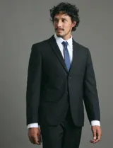 Camisa de vestir de manga larga, color celeste, con cuello clásico y cierre frontal de botones.