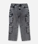 Pantalón de jean con corte recto y efecto desteñido, caracterizado por sus bolsillos cargo funcionales en los laterales y pences en las rodillas. Presenta un diseño utilitario y moderno con cierre frontal y bolsillos clásicos.