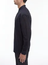 Camisa de manga larga Calvin Klein color negro, de corte slim fit, con cuello mao, cierre parcial con botones y bolsillo de parche en el pecho. Confeccionada en lino y algodón.