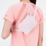 Campera deportiva New Balance color rosa pálido con cierre frontal naranja, logo NB en el pecho y detalles reflectantes.