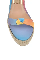 Sandalias con plataforma de yute y tiras de tela celeste con estampado tie-dye.