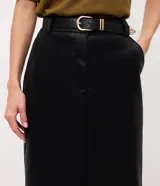 Pollera midi de corte lápiz en poliuretano (PU) color marrón oscuro, de tiro alto, con recorte frontal, abertura trasera y pasadores para cinto. Incluye un cinto ancho ajustable con hebilla metálica rectangular.