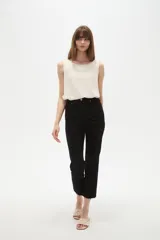 Pantalon jean de corte recto y tiro alto, color negro, con bolsillos laterales y traseros.