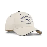 Gorra Puma estilo baseball color arena, con visera curva y detalles en azul marino. Cuenta con bordado frontal con texto y logo de la marca, además de ojales y botón superior en contraste.
