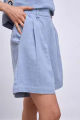 Short celeste de tiro alto con pinzas delanteras y bolsillos laterales.