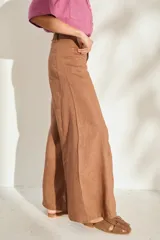 Pantalón de lino blanco de corte wide leg, con diseño amplio y costuras pespunteadas a contratono.