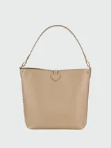Bolso de hombro tipo bucket en cuero color beige, con cierre de pasador metálico característico de la línea Le Roseau y correa ajustable.
