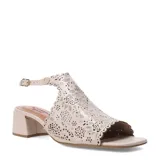 Sandalias de cuero color beige, con diseño calado láser en la capellada, taco cuadrado mediano y tira ajustable con hebilla en el talón.