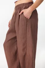 Pantalón de lino italiano color terracota, de corte relajado y fluido con cintura elástica fruncida.