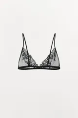 Bralette triangular de encaje negro con diseño de plumeti, escote en pico y tirantes finos ajustables.
