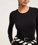 Blusa de manga larga y cuello redondo, confeccionada en mezcla de algodón y elastano.