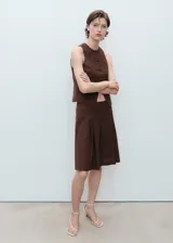 Short de tiro medio color marrón, confeccionado en mezcla de viscosa, lino y algodón, con diseño recto y detalle de pliegues.