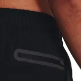 Pantalón de training negro con corte cónico, cintura elástica con cordón interno, bolsillos laterales abiertos y bolsillo lateral con cierre.