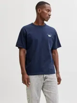 Remera azul marino de manga corta con cuello redondo y pequeño estampado en el pecho con la leyenda "Denim Attitude".