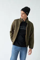 Campera azul marino con cuello alto y bolsillos laterales con cierre.