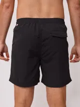 Short de baño color azul, con cintura elástica y cordón ajustable. Presenta un parche pequeño con logo en la parte inferior de la pierna.